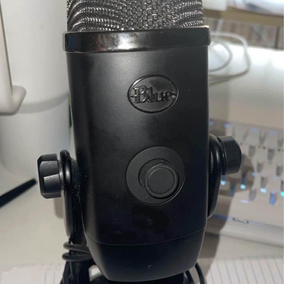 Black USB Microphone YETI BLUE